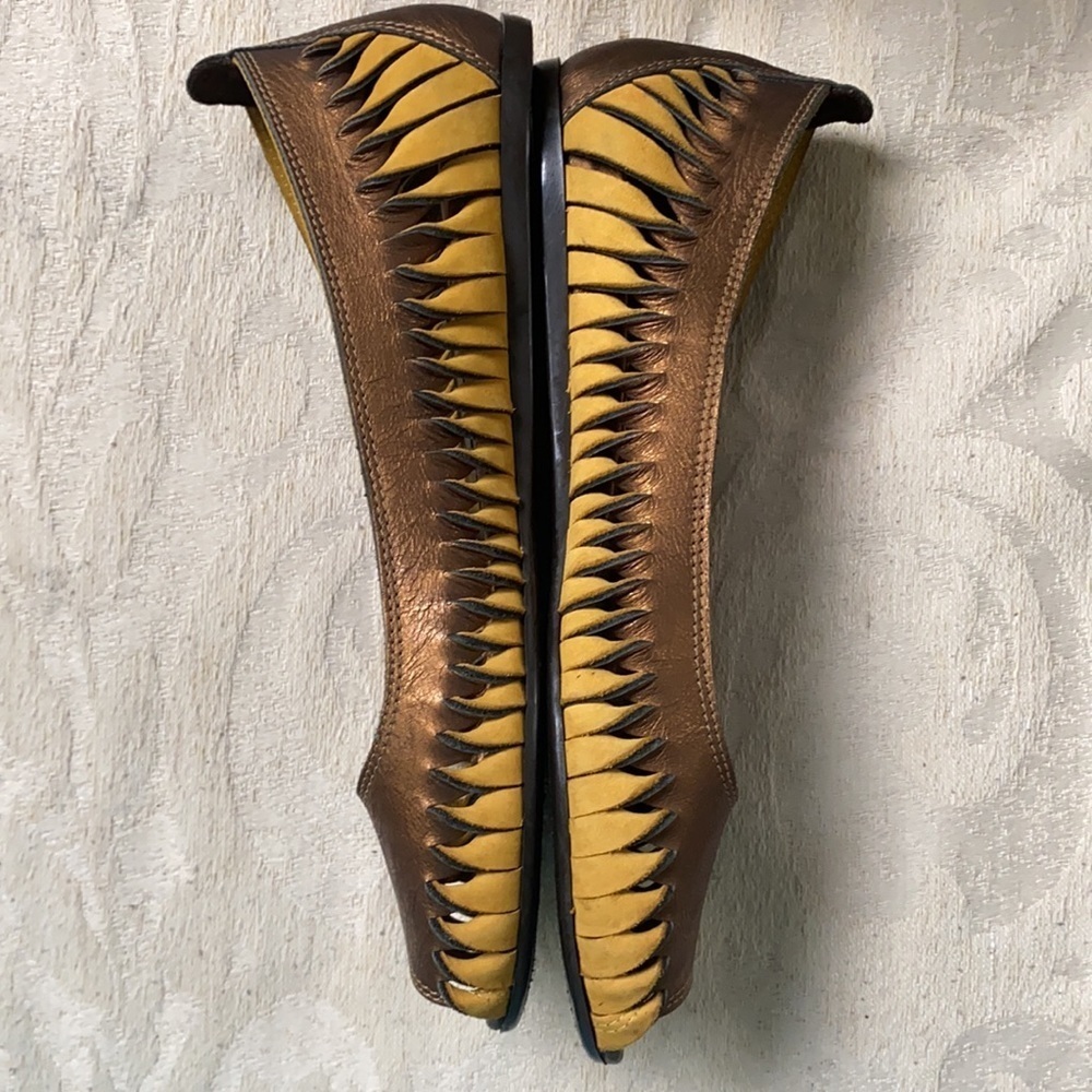 DONALD J. PLINER EDA BRONZE AND MUSTARD HUARACHE MOCCASIN STYLE BALLERINA FLAT‌‌ - Picture 2 of 9